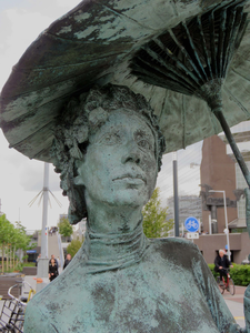 844048 Detail van het bronzen beeldhouwwerk 'Living sculptures, Dali vrouw' van Christian Jankowski uit 2012, in het ...
